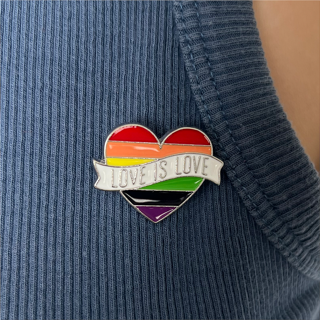Pride-Metall-Anstecker-----8-Designs-mit-Regenbogen-Motiven-bi-gay-queer-lgbtq-lesbian-pins-pride-buttons-anstecker-pin-pins-anstecker-lgbt-nuttons-anstecker-button-trans-pins-for-bags_12.png