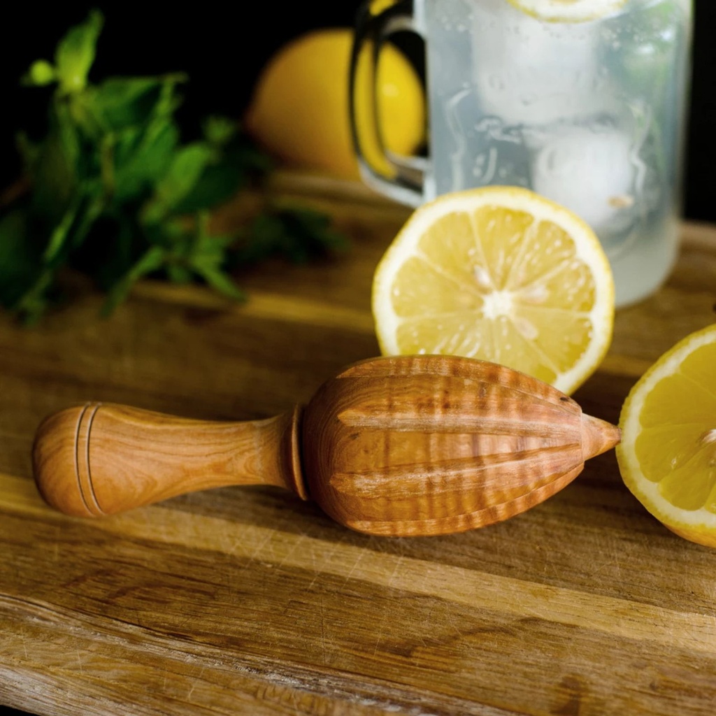 Zitruspresse aus Olivenholz spitz manuell 16 cm natur