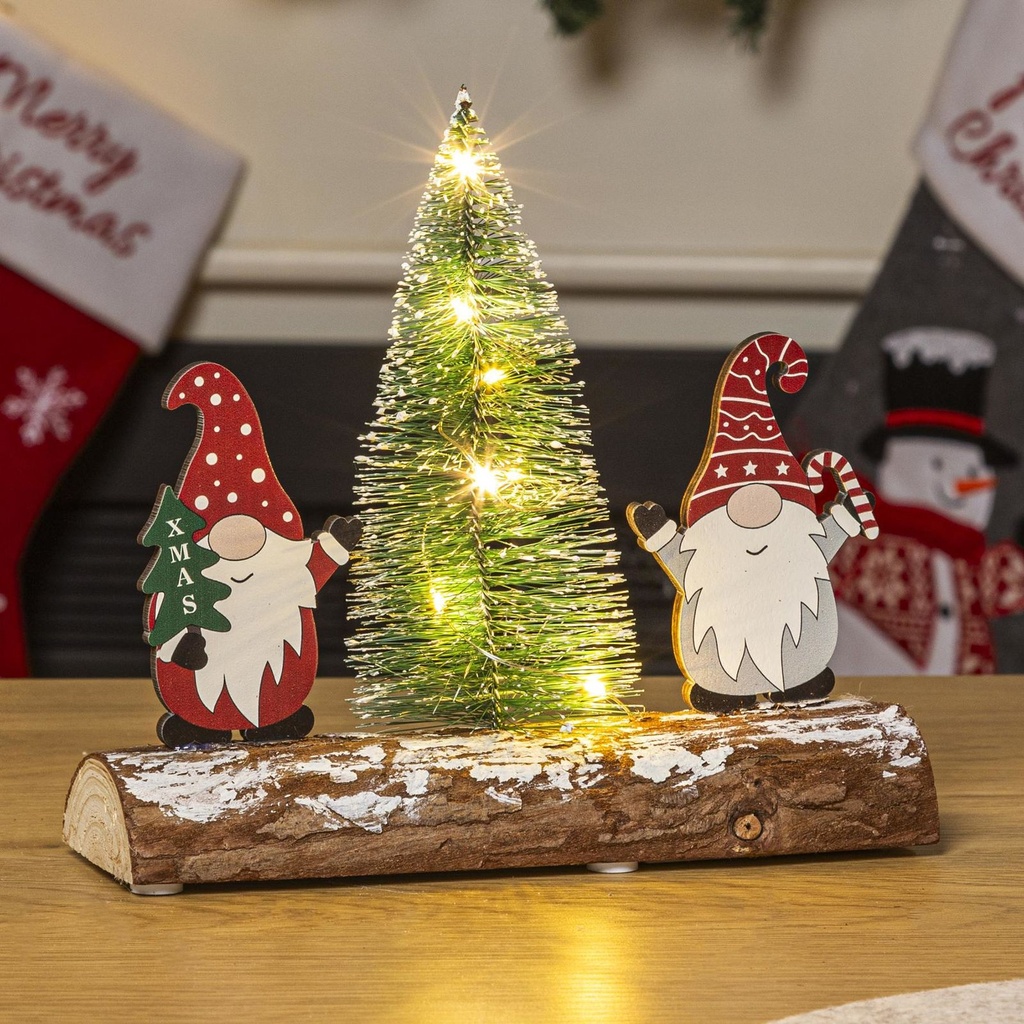 [18314] Deko Weihnachtswichtel mit LED Tannenbaum auf Baumstamm 20x15 cm Holz