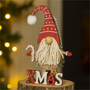 Weihnachtswichtel Holzfigur auf Baumscheibe mit XMAS Schriftzug